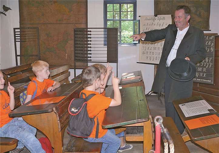 Unterricht anno dazumal gab es für die Löhndorfer „Pänz“ von Schulmeister Friedhelm Münch.