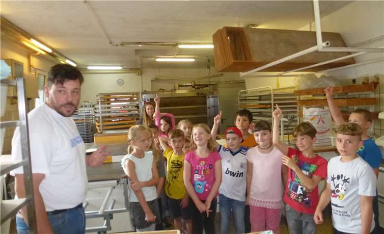 Unterricht in der Backstube durch Alexander Nowak und Kinder der Klasse 3a.privat