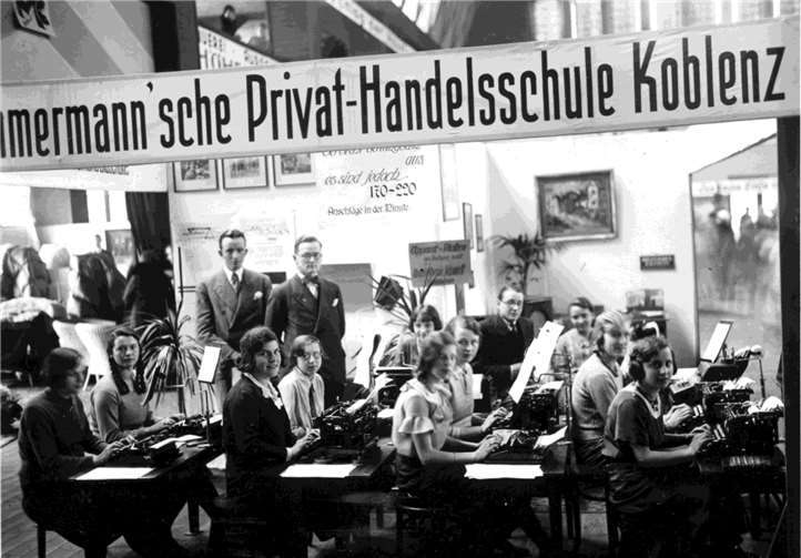 Ein beeindruckendes Jubiläum Unterricht in vergangenen Zeiten.
