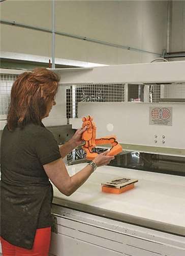 Unterschiedliche Möglichkeiten der Schaustoffbearbeitung demonstrierten die Pahlke-Mitarbeiter an modernen Maschinen.