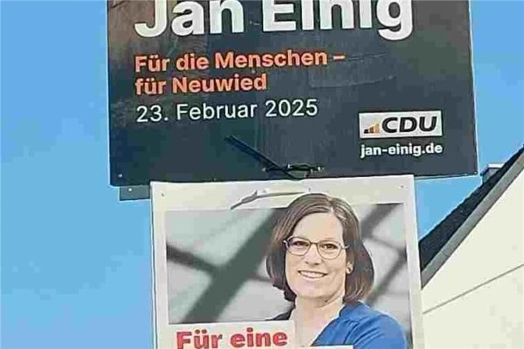 Unterschiedliche Plakatgrößen -oben die CDU in DIN A0, darunter die genehmigte Größe DIN A1