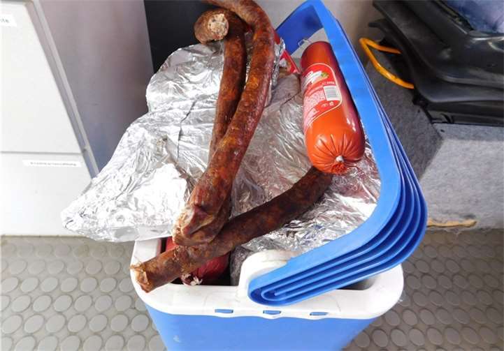 Unterschiedliche Wurstwaren wurden ungekühlt transportiert.