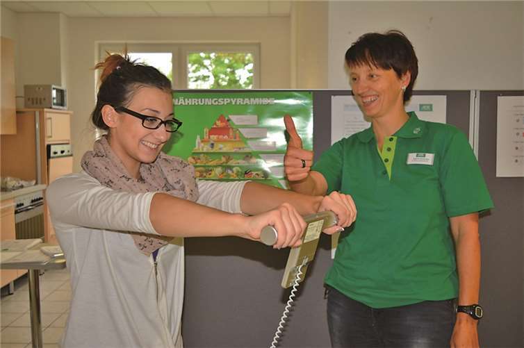 Unterschiedlichste Werte konnten die Mitarbeiter nach der Körperfettmessung von Ernährungsberaterin Sabine Schlicker (re.) erfahren.