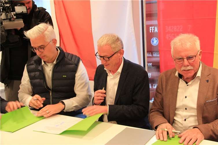 Unterschriften der Bürgermeister besiegeln die Einheit (von links): Dominik Gieler, Guido Orthen und Alfred Sebastian.  Fotos: GS