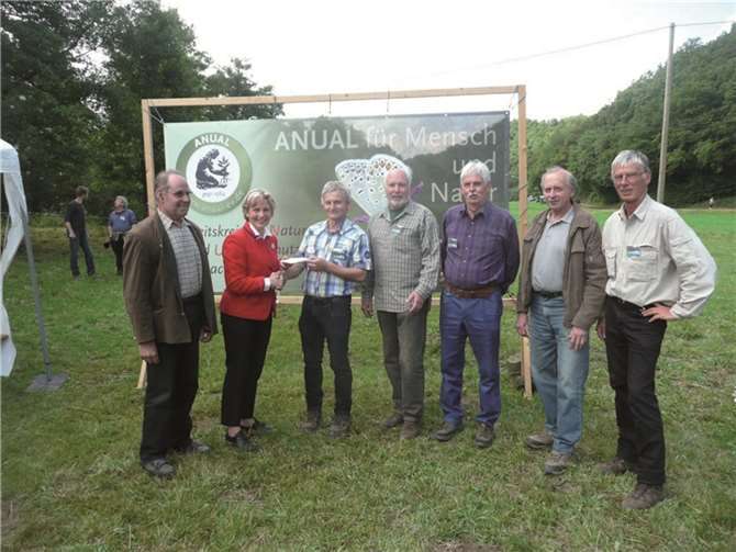 Unterstützen die Arbeit von Anual e.V., vertreten durch die beiden Vorsitzenden Robert Klein und Hans-Peter Weib sowie Dr. Paul Bergweiler: der Vorstand des Kreiswaldbauvereins mit der Vorsitzenden Dr. Gisela Born-Siebicke sowie Erich Lorscheid, Johannes Müller und Wilfried Eichler (von links). privat