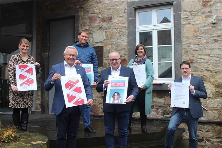 Unterstützen gemeinsam die Mint Projekte der Hochschule Koblenz: (v.l.n.r.): Sandra Köster (Vorständin, Wir Westerwälder), Achim Hallerbach (Landrat Kreis Neuwied), Lars Kober (Leiter Wirtschaftsförderung Kreis Altenkirchen), Dr. Peter Enders (Landrat Kreis Altenkirchen), Katharina Schlag (Geschäftsführerin WFG Westerwaldkreis), Harald Schmillen (Geschäftsführer WFG Kreis Neuwied). Foto: Wir Westerwälder