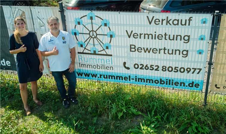 Unterstützer mit dem Banner auf dem Sportplatz des SV Eintracht Mendig 1888 e.V. Foto: privat