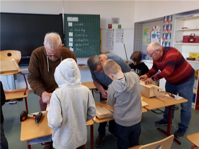 Unterstützt von Helfern der W.I.S.O. haben die Kinder mit sehr viel Eifer je einen „eigenen“ Nistkasten gefertigt.  Quelle: W.I.S.O.
