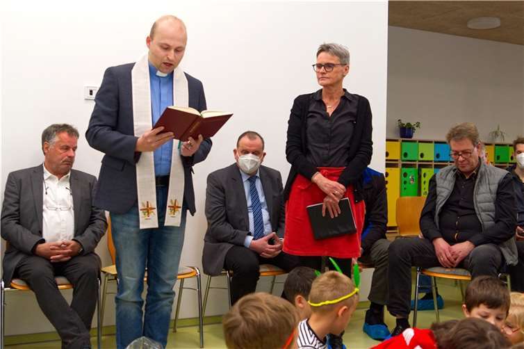 Unterstützt von Josefine Bonn, erbat Pfarrer Moritz Neufang für die neue Einrichtung und alle mit ihr verbundenen kleinen und großen Menschen Gottes Segen.  Foto: Markus Doll