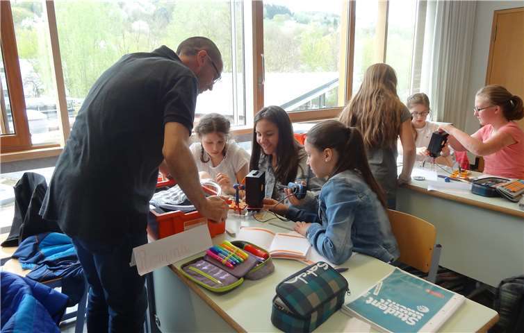 Unterstützt von Kurt Hürter von innogy lernen Schülerinnen und Schüler am Peter-Joerres-Gymnasium spielerisch den Umgang mit Energie. privat