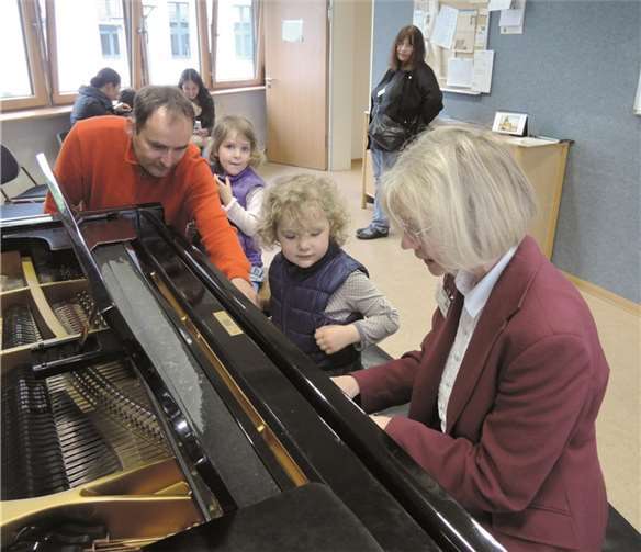 Unterstützt von Marion Strauch, konnten die Schwestern Éliane und Arlette erste musikalische Erfolgserlebnisse auf dem Klavier verbuchen.