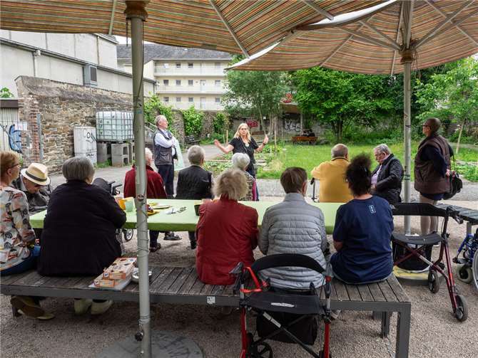 Unterstützt von den Mitarbeitenden der sozialen Betreuung konnten viele Bewohnerinnen und Bewohner der Stiftung Eltzerhof an der Nachmittagstour teilnehme. Foto: Hermann Schäfer