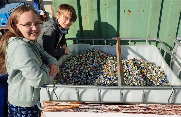 Unterstützt von den Schülerschützen Clara und Florian lieferte Jungschützenmeister Christian Klein diesmal einen knappen Kubikmeter Kronkorken mit einem Gesamtgewicht von mehr als 300 Kilogramm ab. Foto: privat