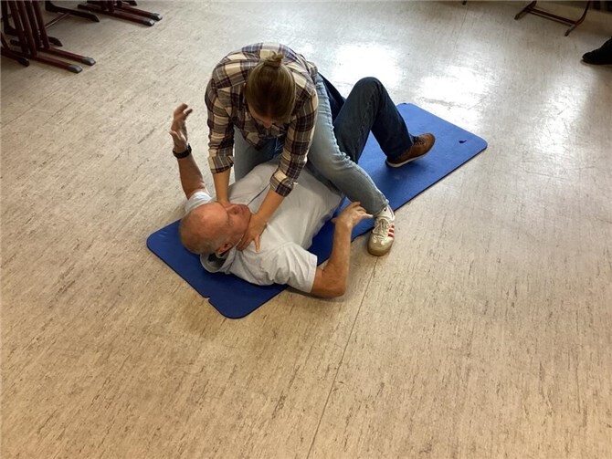 Unterstützt von einigen mutigen Schülern demonstrierte Herr Feldmeier, wie man sich in bedrohlichen Situationen effektiv zur Wehr setzen kann. Foto: Anika Becker 