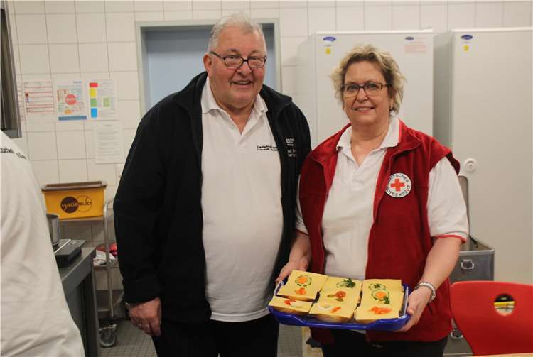 Unterstützt wird der 1. Vorsitzende des DRK Ortsvereins Bad Breisig auch bei derBlutspendenaktion-Aktion wieder einmal von Ehefrau Monika. Hier zeigt sie, was für leckere frischeKäsebrötchen es nach der Blutspende gibt - neben Würstchen, Süßigkeiten und Getränken. Fotos: KMI