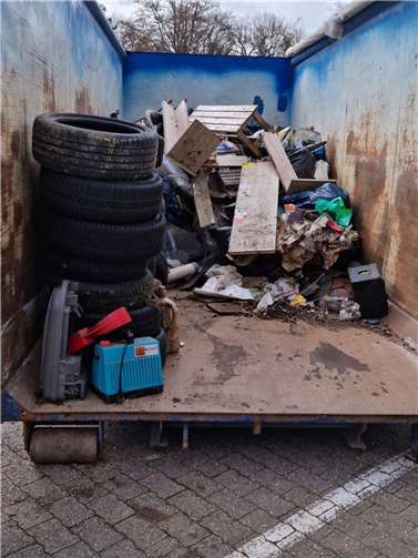 Frühjahrsputz in Urmitz Unterstützt wird die Aktion vom Abfallzweckverband Rhein-Mosel-Eifel, der kostenfrei den 40 m³ Container zur Verfügung stellte. Fotos: VG Weißenthurm