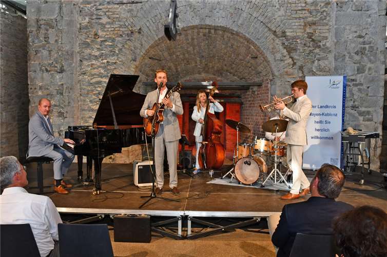 Unterstützt wurde Hopkins von den Young Lions, einer talentierten Formation junger Jazzmusiker.