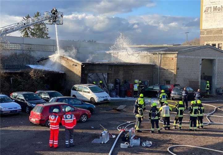 Unterstützt wurden die Löscharbeiten der Feuerwehr Pellenz von der Drehleiter der Stadt Andernach. Mit den Löschtrupps wurde eine sogenannte Riegelstellung aufgebaut, um ein Übergreifen der Flammen auf angrenzende Hallen zu verhindern.