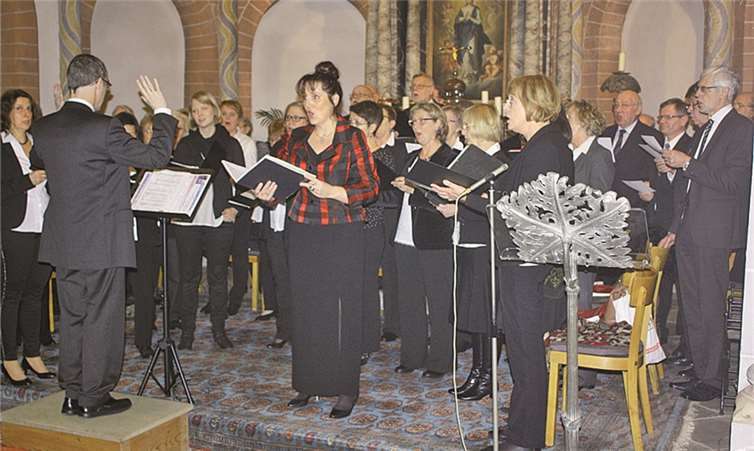 Unterstützt wurden die Sänger um Kirchenmusiker Martin Monter von der Sopranistin Christa Steege.DL