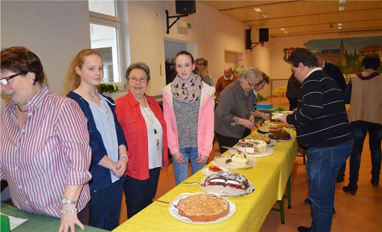 Unterstützt wurden die katholischen Frauen am Kuchen- und Kaffeestand von einigen Jugendlichen. AB