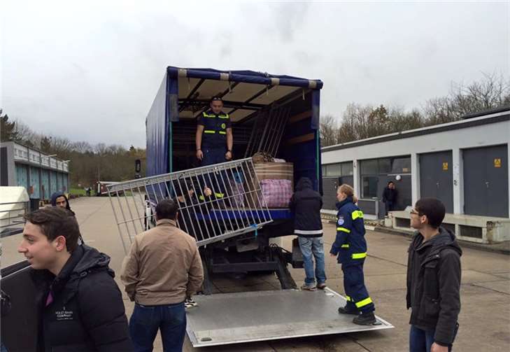 Unterstützung der Flüchtlinge beim Umzug in winterfeste Quartiere an der AKNZ Ahrweiler.