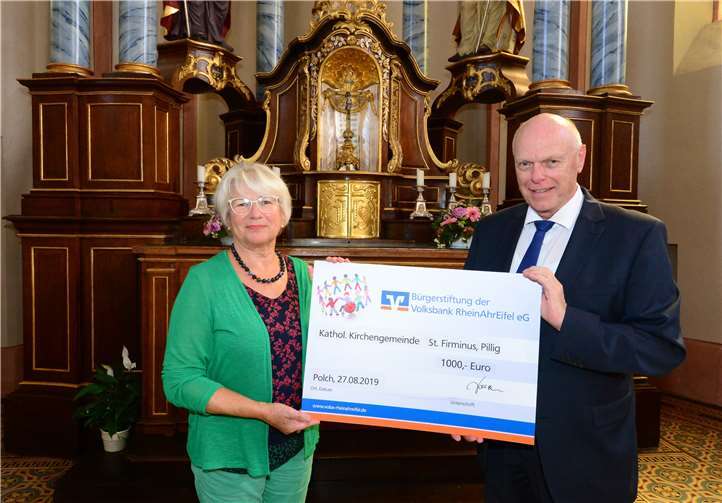 Unterstützung der Kirchengemeinde St. Firminus in Pillig: Werner Dieler, Leiter der Polcher Geschäftsstelle der Volksbank RheinAhrEifel, übergab eine Spende der Bürgerstiftung in Höhe von 1.000 Euro an Kirchengemeinderatsmitglied Hannelore Castor. Foto: Udo Stanzlawski