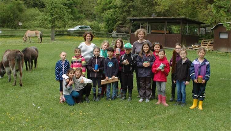 Unterstützung für den Schwanenteich: Die Grundschüler der Lindenschule bei ihrem Besuch. BL