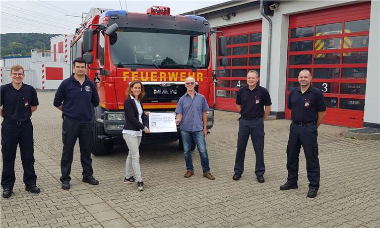 Unterstützung für die Feuerwehr in fordernden Zeiten: Tobias Gadsch, Philipp Sperker, Carolin Grumbt (BLICK aktuell), Paul Schäfer, Gerold Gadsch und Dirk Henkel (Einheitsführer). Fotos: privat