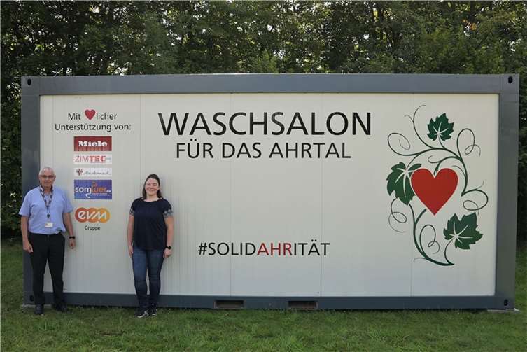 Unterstützung für die Notunterkunft in Mendig: Jürgen Backendorf und Sonja Mohr, die das Projekt von Seiten der evm-Gruppe betreuen, freuen sich über den angelieferten Container. Foto: evm.