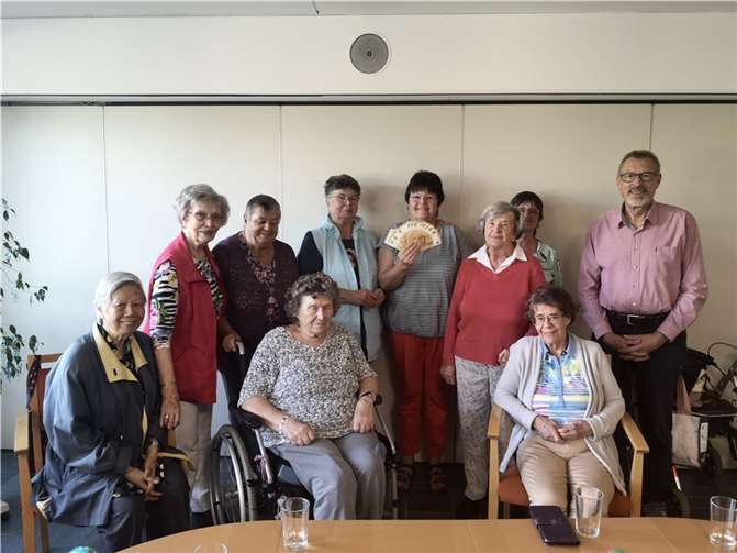 Unterstützung für krebserkrankte Kinder und ihre Familien. Hildegard Aberfeld vom Bastelkreis (4. von links) überreichte eine Spende an Helma Kutzner (5. von links) und Reinhard Feldkirchner (rechts) von der Elterninitiative krebskranker Kinder Koblenz e.V. Foto: Diana Petrek, Altenzentrum-Sankt-Stephan-Stiftung