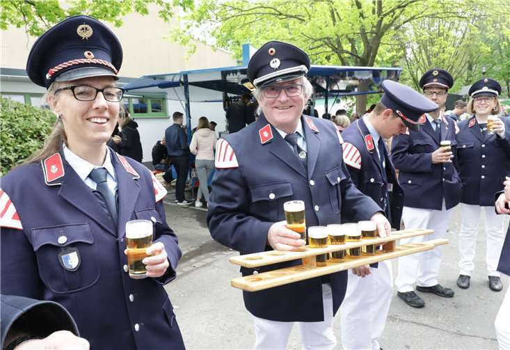 Unterstützung gab es von den übrigen Ortsvereinen wie dem Tambour-Corps „Edelweiß“, dessen Mitglieder nach dem großen Festumzug gern eine Erfrischung genossen.