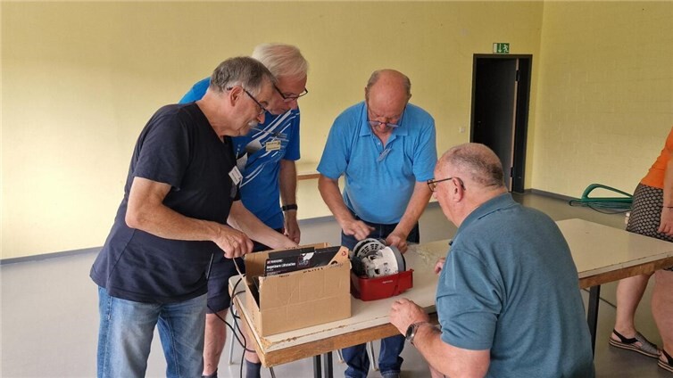 Unterstützung vom Team und ein zufriedener Besucher.  Foto: Dirk Parschau