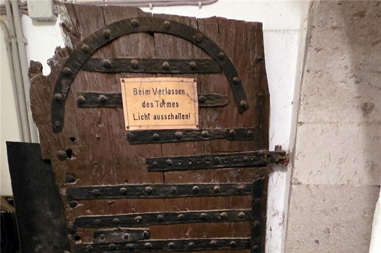 Untersuchungen zeigen, dass eine Innentür im Kirchturm von St. Medard aus der zweiten Hälfte des 12. Jahrhunderts stammt.