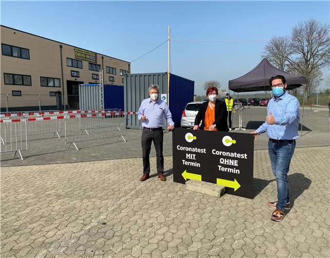 Untertitel: Drive-in-Testzentrum Rhein-Sieg, v.l.n.r.: Stefan Lütke, Vorsitzender Gewerbeverein Swisttal, Petra Kalkbrenner, Bürgermeisterin, Oliver Wolf, Geschäftsführer KeukNow. Foto: privat