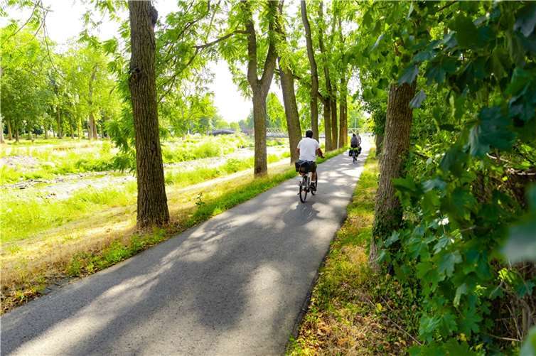 Unterwegs an der Ahr in Bad Neuenahr.  Foto: Max Harrus