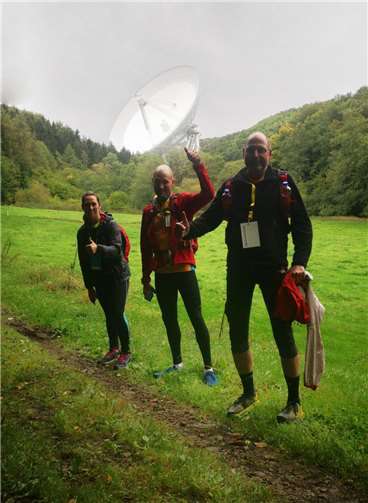 Unterwegs auf dem Sahrbacher Höhenweg: nach 15 Kilometern passierten die Aktiven das Radioteleskop Effelsberg. Fotos: privat