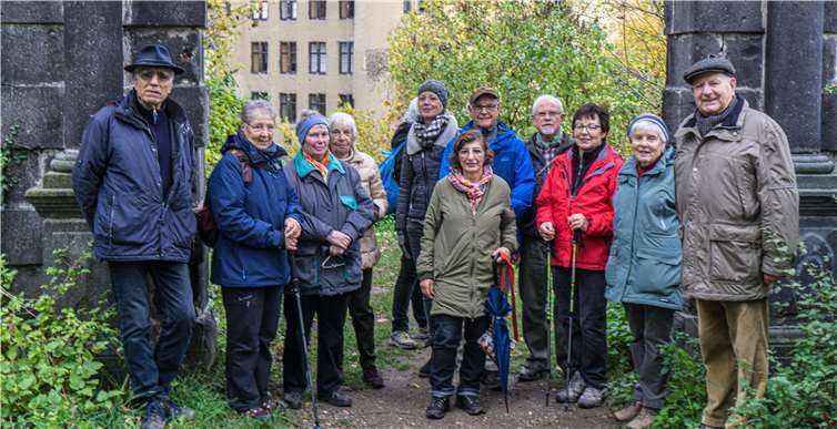 Unterwegs beim Schloss Arenfels: Die Mitglieder des Eifelvereins erkunden die vielen schöne Wege der Region. Foto: privat
