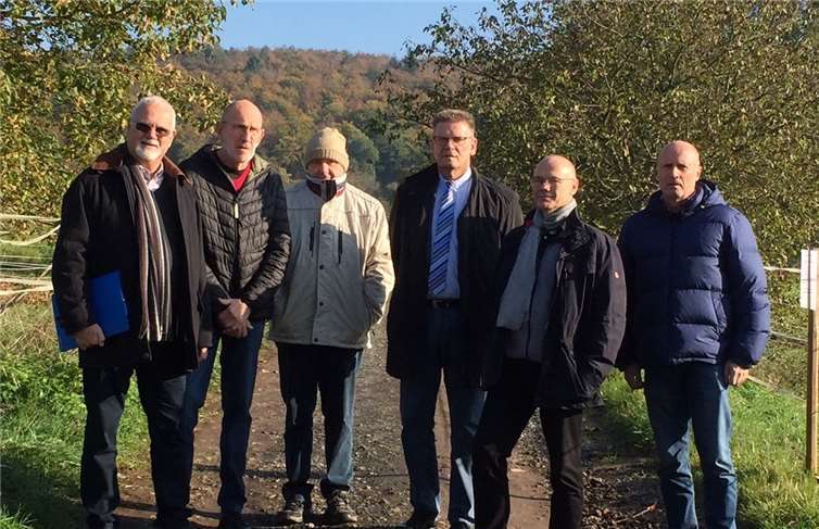 Unterwegs gegen Starkregen-Sturzbäche: Mitglieder des Heimat- und Verschönerungsvereins ermitteln in der Oberbieberer Umgebung problematische Stellen. Foto: HVO