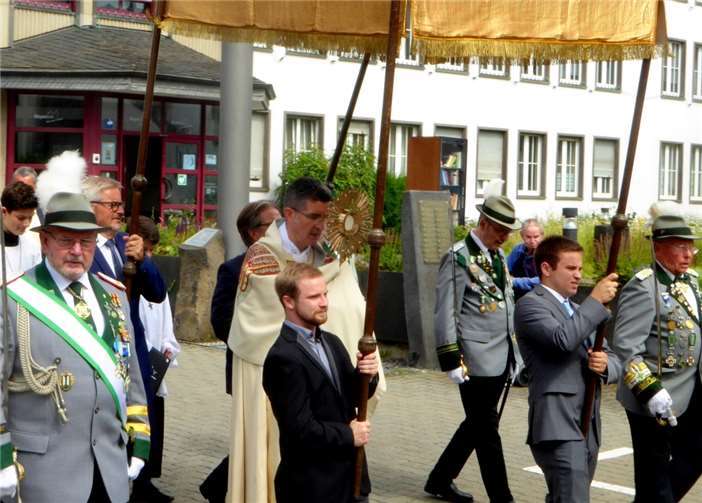 Unterwegs im Glauben sind auch Akteure der MayenerSt.-Matthias-Bruderschaft (SMB MY) als „Himmelträger“.