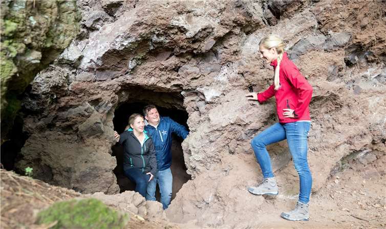 Unterwegs im Vulkanpark. Gemeinsam mit einem Gästeführer spannende Orte der Osteifel entdecken wie hier am Kottenheimer Büden bei der Wanderung auf dem Vulkanpfad. Foto: privat