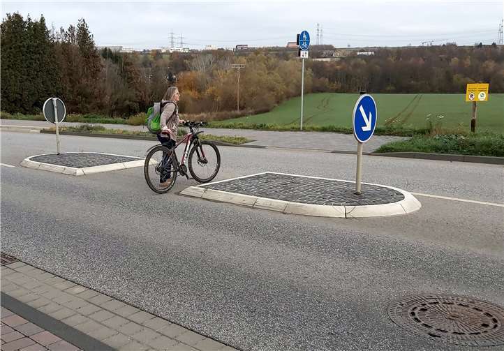 Unterwegs im Wahlkreis 14: GRÜNEN-Direktkandidatin Birgit Stupp weist hin auf Mängel im Radwegenetz. Hier fehlt eine sichere Querung der L 83 südlich von Ringen. Fotos: BÜNDNIS 90/DIE GRÜNEN OV Grafschaft