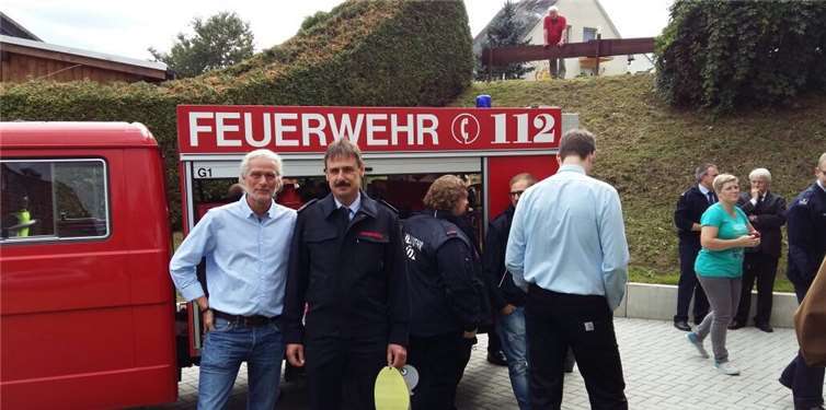 Unterwegs in Lütz: Hans Bleck (li) spricht mit Erik Nagzaam (re) über die Belange der Feuerwehr. Privat