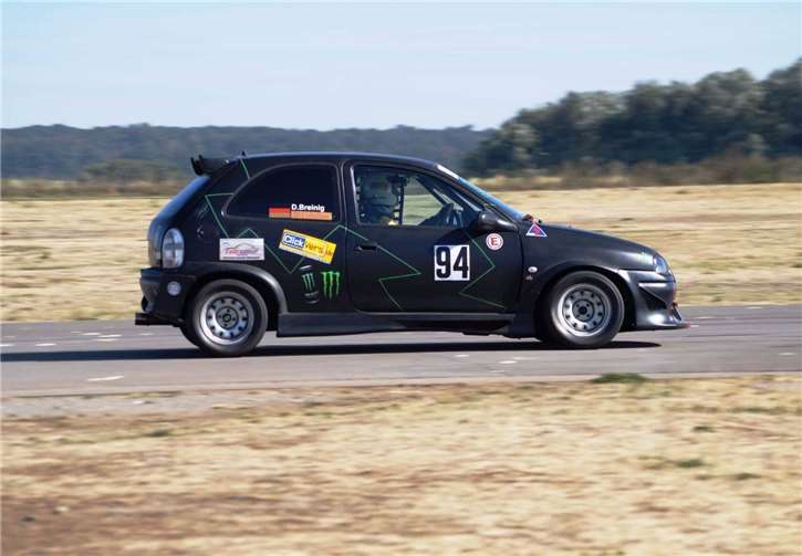 Unterwegs in einem schwarzen Opel Corsa B.