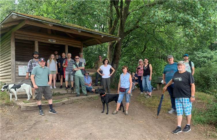 Unterwegs in heimischer Flur: Die Wählergruppe Zepp wanderte um Bell. Foto: privat