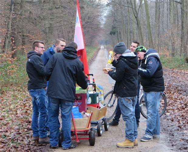 Unterwegs mit guter Laune und ausreichend Verpflegung: Der JGV Buschhoven.privat