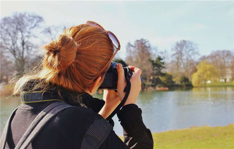 Unterwegs sein und die Heimat mit neuen Augen entdecken: Nur einer der vielen Aspekte der Arbeit als Lokalreporter. Wer es nicht ausprobiert weiß nicht, was er verpasst! Foto: Pixabay/Sephelonor