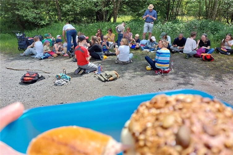 Unterwegs und als Gemeinschaft lassen sich gut Brot und Glauben teilen, wie hier bei einer ähnlichen Aktion, wie dem Familienweg.