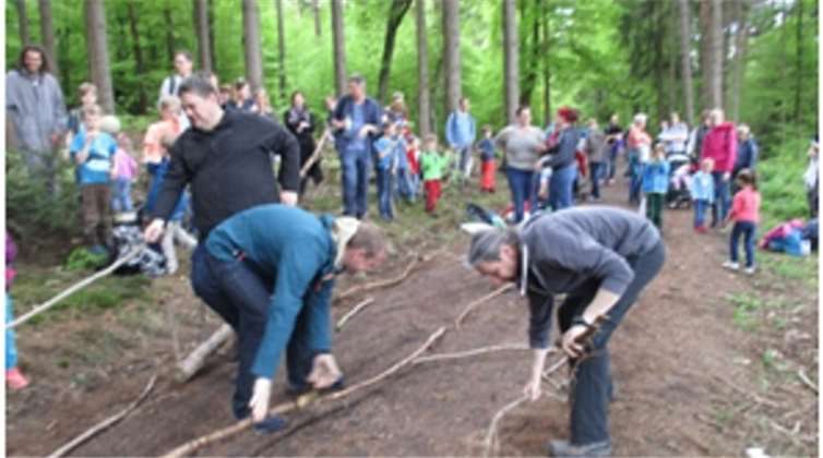 Unterwegs wurden Kinde und Eltern immer wieder zu Bewegungsspielen motiviert.  privat