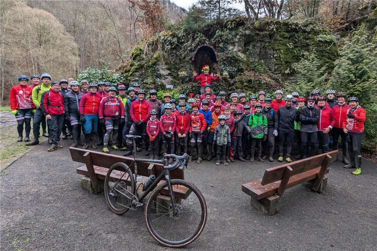 Traditionelle MTB-Tour des RSC Mayen Unterwegs zur besinnlichen Jahresabschluss-Tour – der Mayener Radsportclub an der „Schwarzen Madonna“ im Achterbachtal. Foto: Martin Schäfer