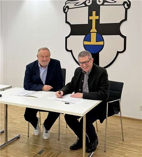 Unterzeichnen das Bündnispapier, von links: Martin Leupold und Hans Dieter Wirtz. Foto: Stadt Meckenheim